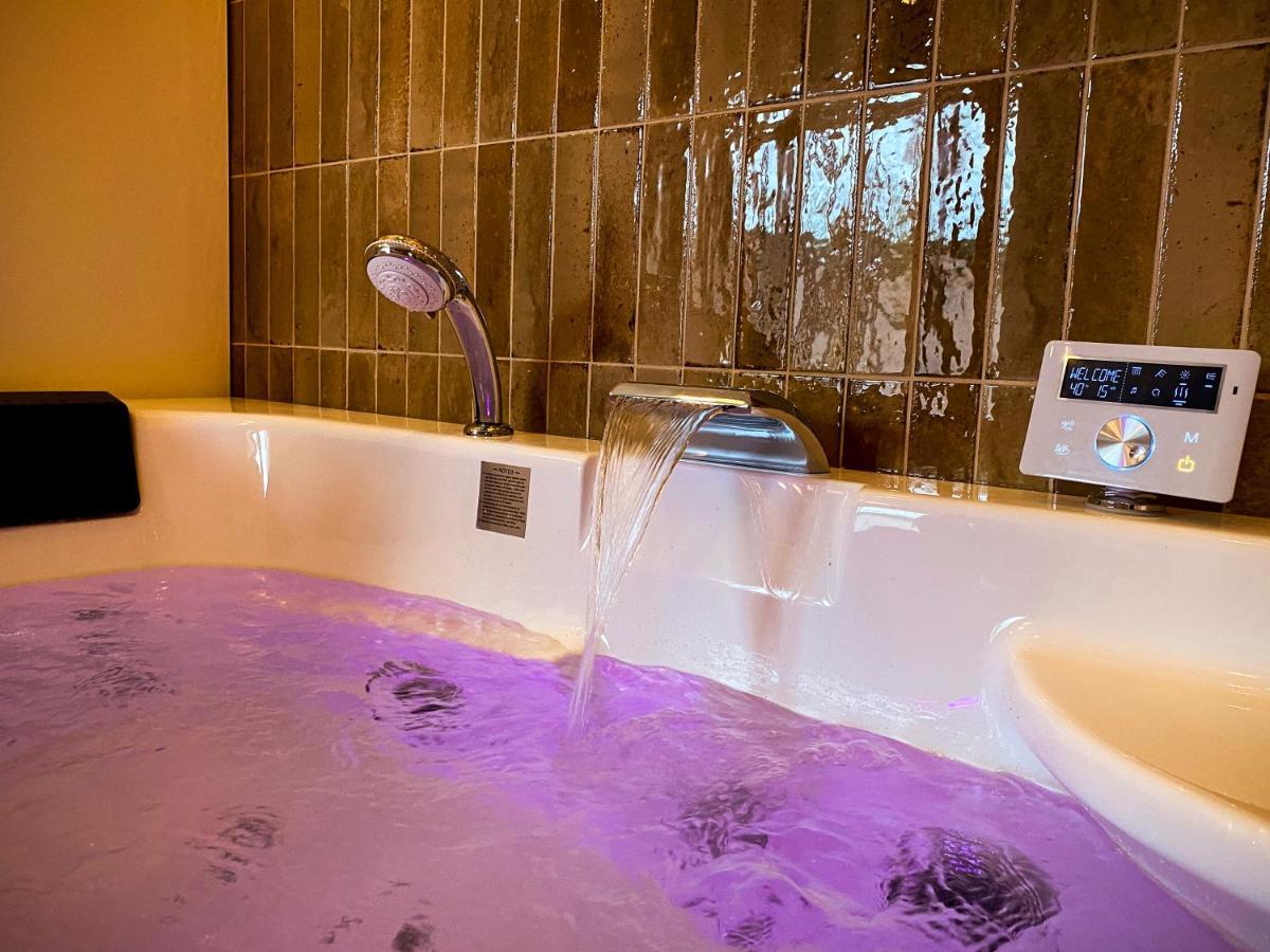 Love Room Suite Bali - Auray En Bretagne Brech Экстерьер фото
